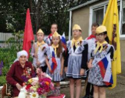 «Есть женщины в русских селеньях»: члены клуба «Юный патриот» РО РВИО СК поздравили свою землячку со 100-летним юбилеем «Есть женщины в русских селеньях»: члены клуба «Юный патриот» РО РВИО СК поздравили свою землячку со 100-летним юбилеем