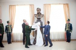 В Ставропольском президентском кадетском училище установлен памятник М.Ю. Лермонтову В Ставропольском президентском кадетском училище установлен памятник М.Ю. Лермонтову
