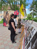 «Вооружены любовью. Артисты на войне»: в Курском муниципальном округе открылась передвижная фотовыставка РВИО 